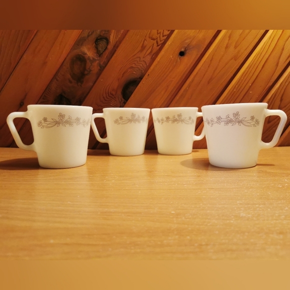 Set of 4 Pyrex Cups - Picture 3 of 7